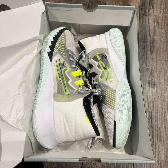 Kyrie Flytrap V - Picture 1 of 7